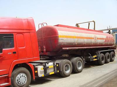 There is a FRP transportation tank storing corrosive medium.