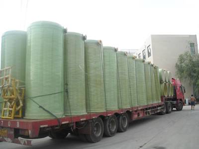 Vertical FRP tanks are placed together on a truck.