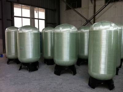 Vertical FRP tanks are stored in the factory.